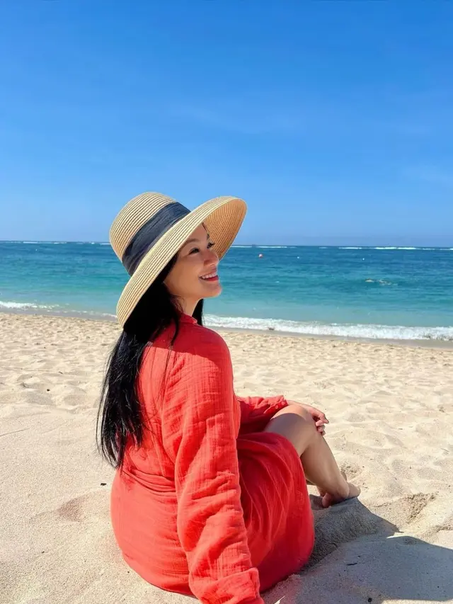 Titi Kamal Liburan di Bali
