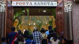 Mengawali Pekan Suci jelang perayaan Paskah 2025, umat Katolik di Surabaya melaksanakan Misa Minggu Palma pada 13 April 2025. (JUNI KRISWANTO/AFP)