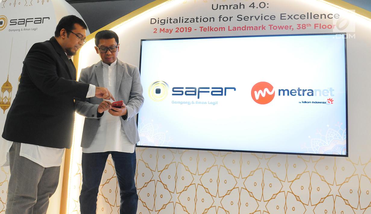 CEO PT Safar Anugerah Indonesia Andang Sentanu (kiri) berbincang dengan Digital Consumer Director PT Metranet Setyo Budianto saat soft launching aplikasi Safar di Jakarta, Kamis (2/5/2019). Jumlah biro yang telah bermitra dengan aplikasi Safar sudah sebanyak 11 biro. (Liputan6.com/Angga Yuniar)