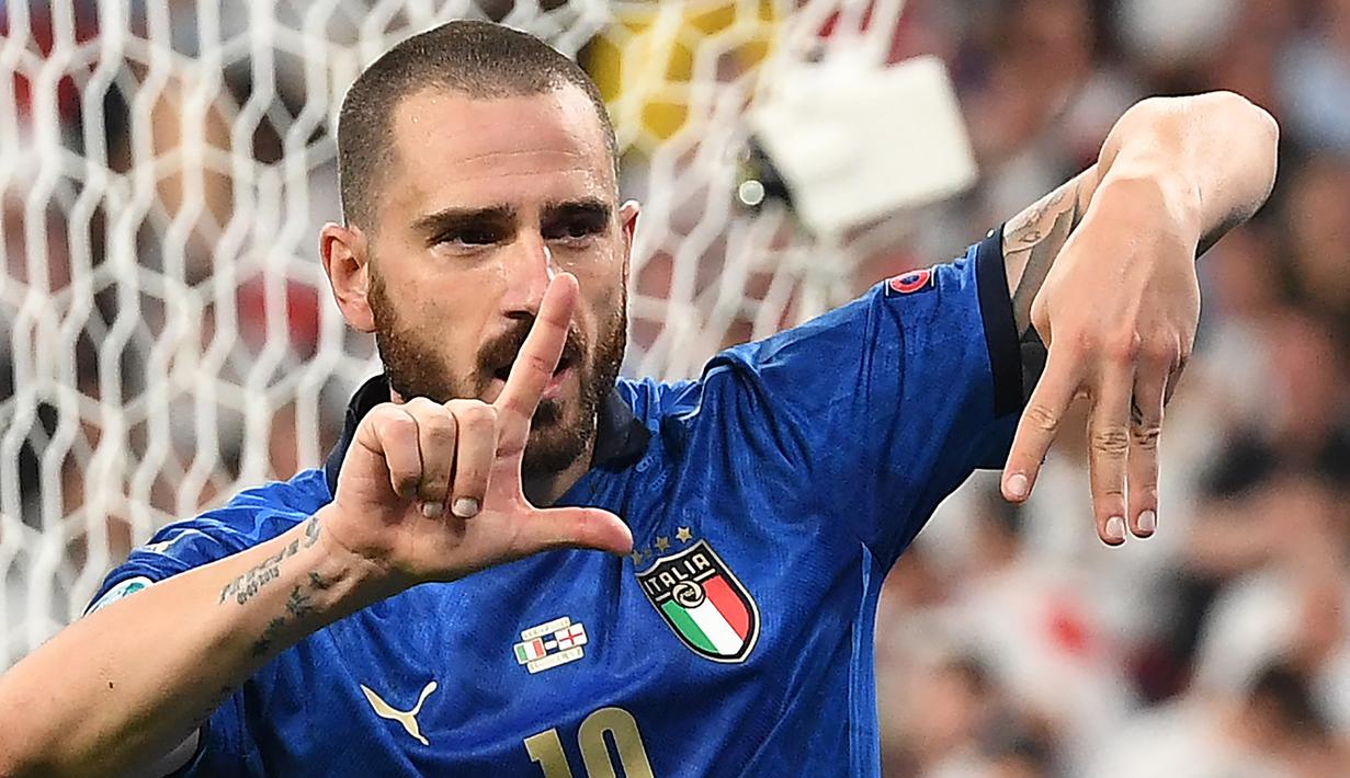 Leonardo Bonucci. Bek Juventus dan Timnas Italia ini kini berusia 34 tahun dan 5 bulan. Perannya bersama Giorgio Chiellini, rekan setimnya di Juventus berhasil membawa pulang trofi Euro 2020 tentunya menjadi alasan kuat ia dinominasikan dalam Ballon d'Or edisi 2021. (AFP/Pool/Andy Rain)