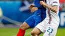 Bek Islandia, Ari Skulason (kanan) berebut bola dengan gelandang Prancis, Antoine Griezmann pada perempat final Piala Eropa di Stade Velodrome, Perancis, (3/7). Prancis akan bertemu Jerman pada semifinal Euro 2016. (REUTERS/Carl Recine)