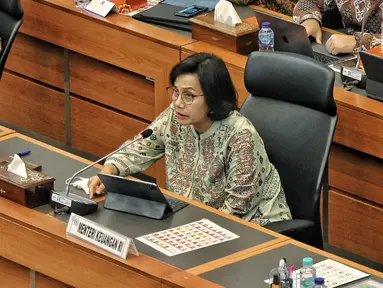 Menteri Keuangan Sri Mulyani saat mengikuti rapat kerja pemerintah dengan Banggar DPR di Kompleks Parlemen, Senayan, Jakarta, Rabu (14/9/2022). Rapat tersebut membahas postur sementara RUU APBN TA 2023. (Liputan6.com/Angga Yuniar)