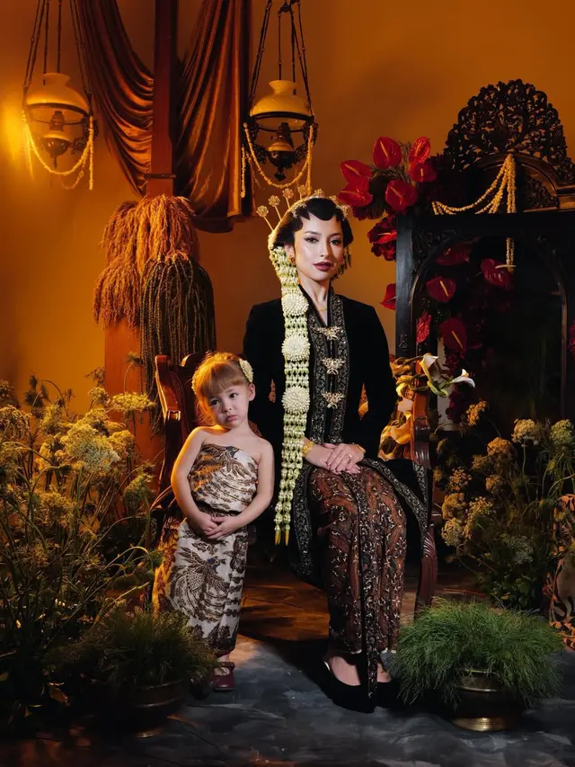 Pose Gemas Kamari di Foto Prewedding Jennifer Coppen, Paras Bule-nya Makin Manis Dibalut Kain Batik Jawa