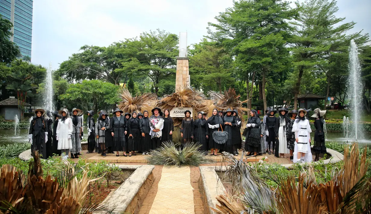 Barli Asmara Rilis Koleksi Monokrom (Adrian Putra/Fimela.com)