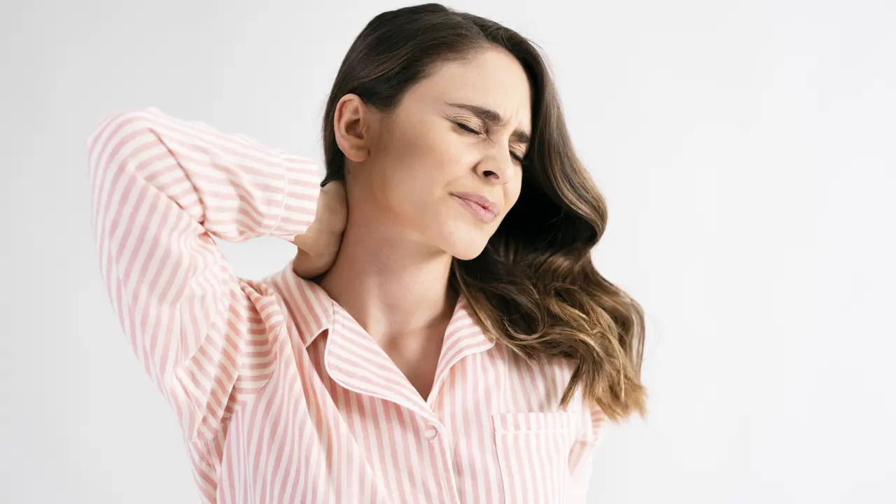 Tips peregangan otot leher agar tidur dengan lebih nyaman
