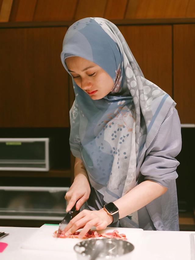 Dinda Hauw belajar masak (https://www.instagram.com/p/B6SXXhWpUDj/)