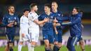 Gelandang Leeds United, Ezgjan Alioski (kiri), terlibat perselisihan dengan bek Arsenal, Kieran Tierney usai laga lanjutan Liga Inggris pekan ke-9 di Elland Road Stadium, Leeds, Minggu (22/11/2020). Leeds bermain imbang 0-0 dengan Arsenal. (AFP/Michael Regan/Pool)