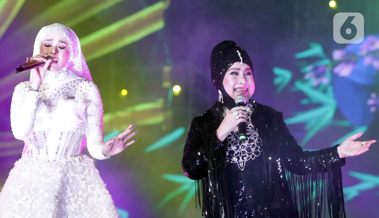 Mulan Jameela (kiri) bersama Elvy Sukaesih saat tampil pada konser bertajuk Pesta Rakyat 30 Years of Careers Dewa 19 di Jakarta International Stadium, Jakarta, Sabtu (4/2/2023). Mulan Jameela duet bareng Elvy Sukaesih dengan menyanyikan lagu "Bimbang." (Fimela.com/Bambang E. Purnama)