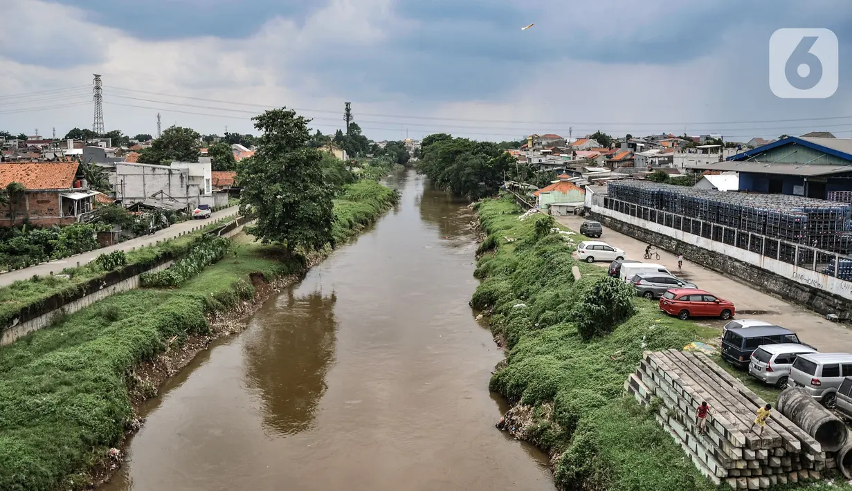 Lokasi pembebasan lahan untuk proyek Normalisasi Ciliwung di Rawajati, Jakarta Selatan, Rabu (9/11/2022). Program normalisasi dikerjakan oleh Pemprov DKI bekerja sama dengan Kementerian PUPR dengan target cakupan normalisasi Sungai Ciliwung mencapai panjang 33 kilometer, terbentang dari Jembatan Jalan TB Simatupang hingga Pintu Air Manggarai. (merdeka.com/Iqbal S Nugroho)