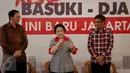 Ketua Umum PDI Perjuangan Megawati Soekarnoputri (tengah) bersama Cagub-Cawagub DKI Jakarta, Ahok-Djarot menyapa para relawan di Rumah Lembang, Jakarta, Rabu (15/3). (Liputan6.com/Faizal Fanani)