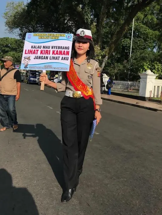 (Foto: Wahidin/ Facebook) hati-hati kalau nyebrang jalan, jangan lihat yang lain.