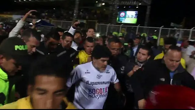 Lagi, Maradona Pamer Emosi Tendang Penjaga Stadion