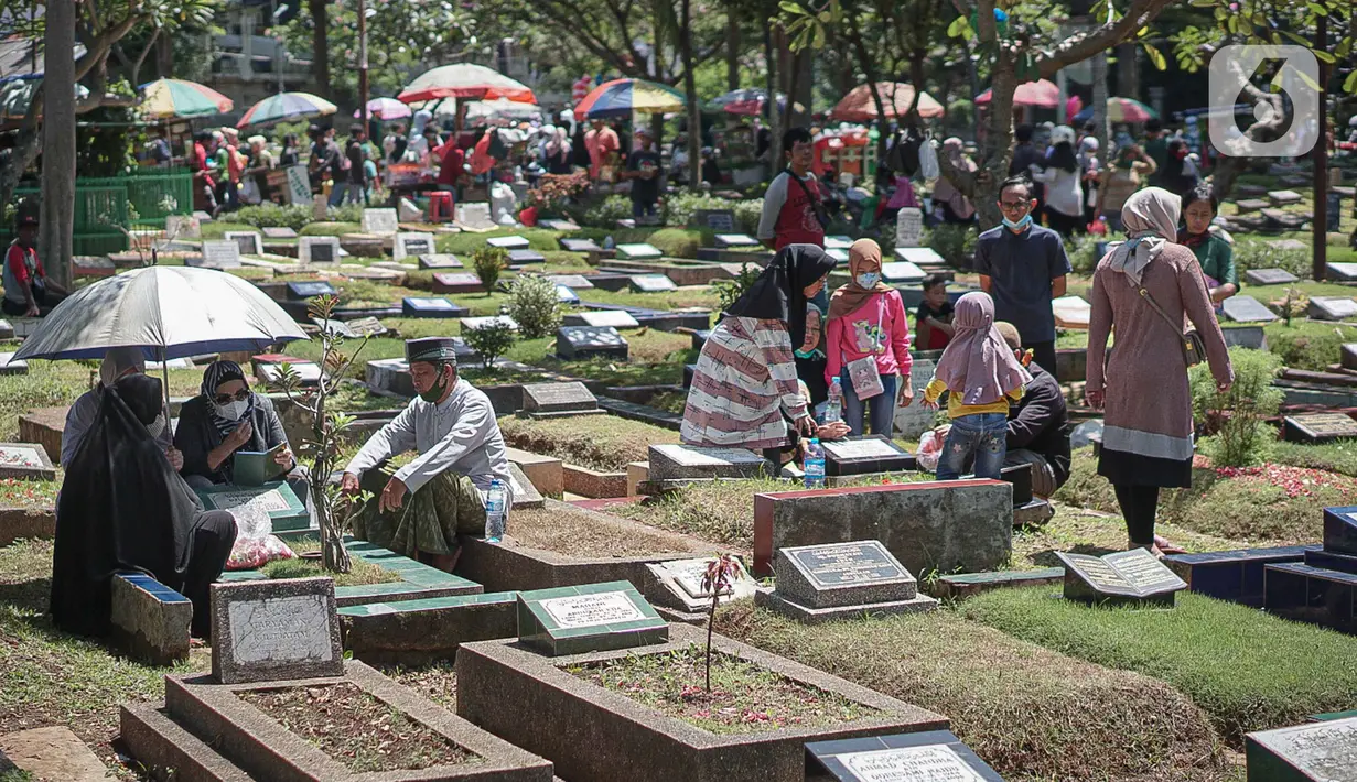 Sejumlah umat muslim berdoa di makam keluarganya di Tempat Pemakaman Umum (TPU) Karet Tengsin, Jakarta, Minggu (27/3/2022). Sepekan jelang datangnya bulan suci Ramadan, banyak warga yang melakukan tradisi ziarah makam untuk mendoakan keluarganya. (Liputan6.com/Faizal Fanani)