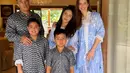Baju Lebaran yang kontras terlihat di keluarga Nia Ramadhani. Ia dan Mikhayla kenakan setelan kebaya encim lace biru muda. Sedangkan Ardi Bakrie dan kedua putranya kenakan kemeja hitam bermotif. [@ramadhaniabakrie]