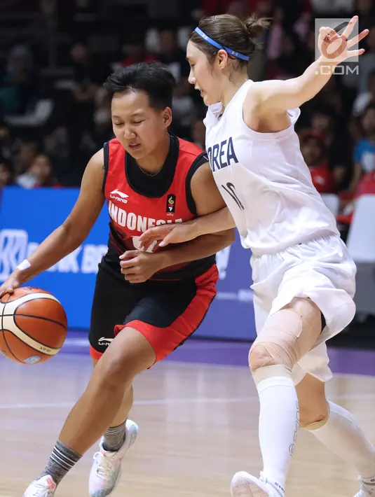 Pebasket putri Indonesia, Nathassa Debby Christaline (kiri) menghindari kawalan pemain Korea, Park Hana pada babak penyisihan Grup X Basket Putri Asian Games 2018 di Jakarta, Rabu (15/8). Indonesia kalah 40-108. (Liputan6.com/Helmi Fithriansyah)