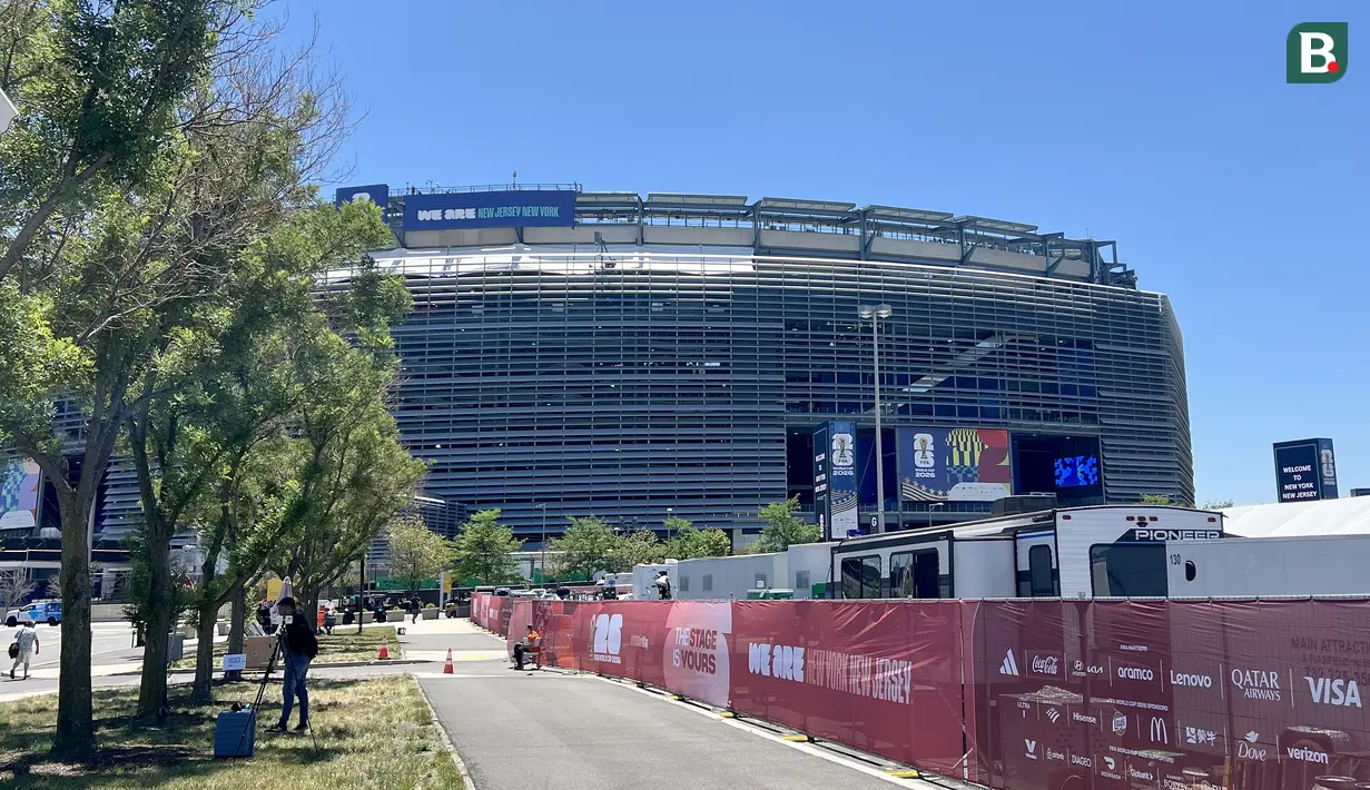 Tampak luar MetLife Stadium di East Rutherford, New Jersey, Amerika Serikat, yang menjadi salah satu stadion utama Piala Dunia 2026. Stadion berkapasitas lebih dari 82 ribu penonton ini telah menggelar sejumlah pertandingan sepanjang turnamen, termasuk laga fase grup Timnas Prancis melawan Senegal, dan akan menjadi venue partai final Piala Dunia 2026. (KLY Sports/Hery Kurniawan)