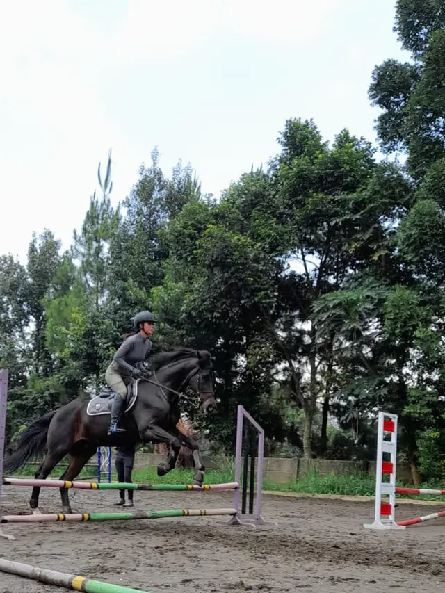 Tampil Menawan, Ini 7 Gaya Raya Kohandi saat Latihan Berkuda