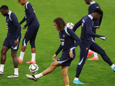 Para pemain Prancis termasuk gelandang Matteo Guendouzi (tengah) mengambil bagian dalam sesi latihan pada 9 Oktober 2024. (FRANCK FIFE/AFP)