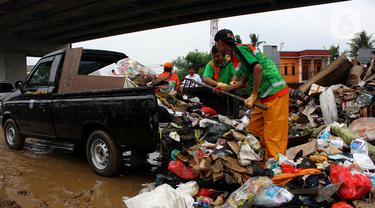 FOTO: Petugas PPSU Angkut Sampah Sisa Banjir di Cipinang Melayu