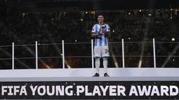 Gelandang Argentina, Enzo Fernandez didapuk sebagai pemain muda terbaik Piala Dunia 2022. Pemain berusia 21 tahun itu selalu tampil buat Argentina dan mencatatkan satu gol plus satu assist. (AP Photo/Manu Fernandez)