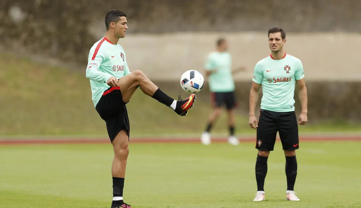 Aksi Cristiano Ronaldo menahan bola pada sesi latihan di Centre National de Rugby, Marcoussis, Prancis. (28/6/16). (REUTERS/John Sibley)