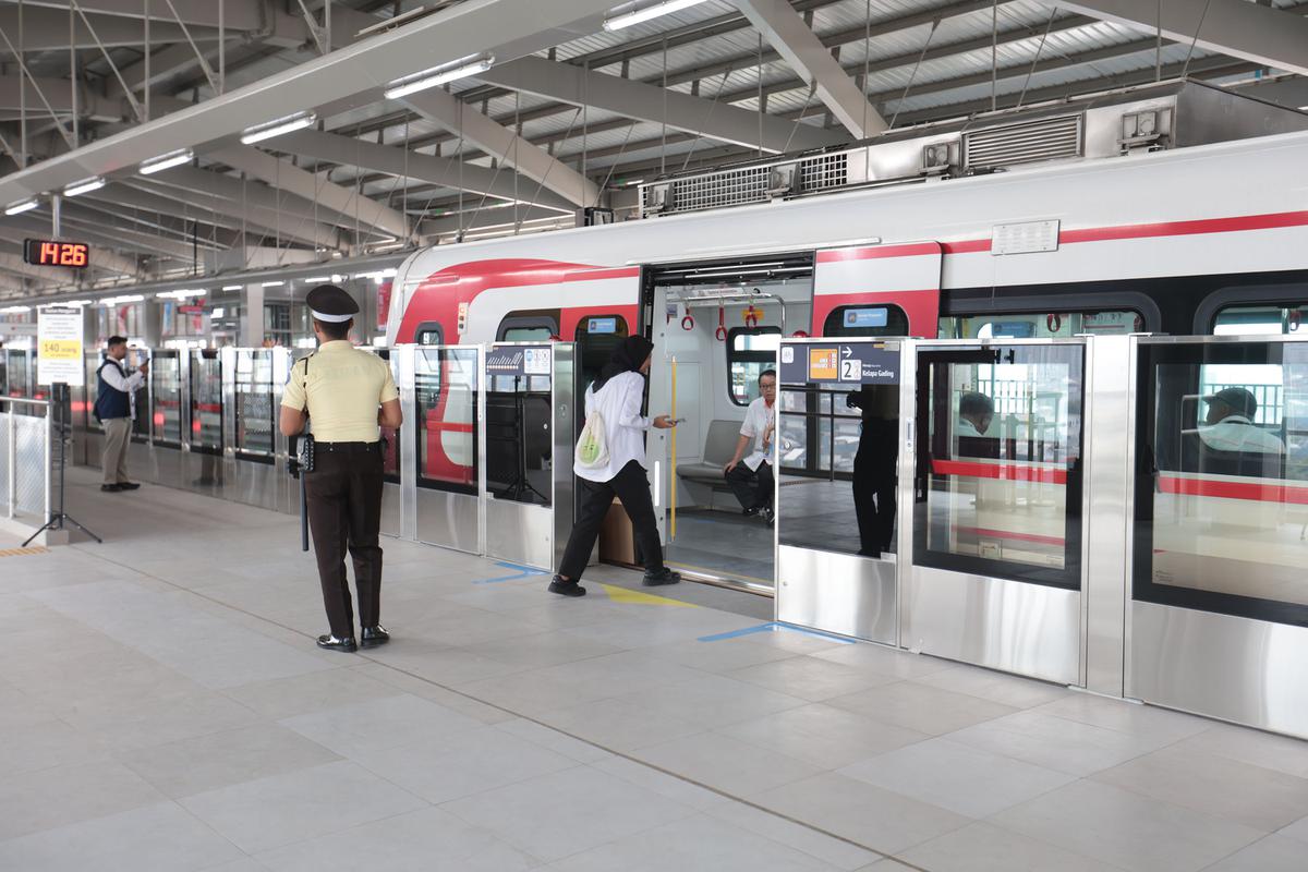Prabowo Sapa Warga dan Pelajar di LRT Manggarai