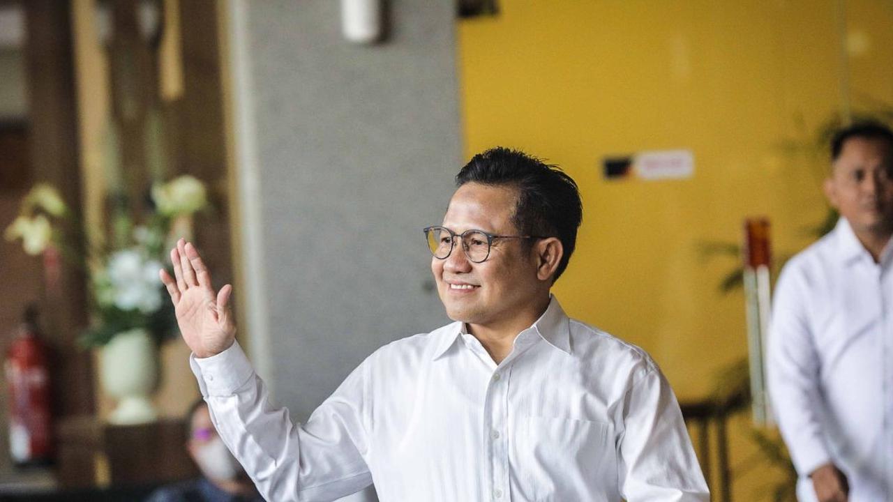 Cak Imin sempat menyapa para wartawan dengan lambaian tangannya.<br><br>Sambil berjalan dengan wajahnya yang penuh senyum, ia tampak siap menjalani pemeriksaan di KPK.