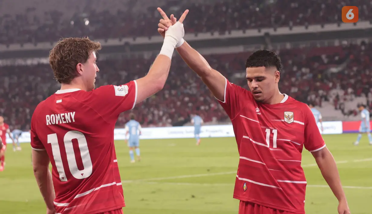 Ragnar Oratmangoen merayakan gol pembuka Timnas Indonesia ke gawang Singapura dalam laga FIFA ASEAN Cup 2026 di Stadion Utama Gelora Bung Karno (SUGBK), Jakarta, Jumat (25/9/2026). (KLY/Budy Santoso)