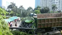 Truk menabrak tiang rambu penunjuk jalan di tol Tangerang-Karang Tengah KM 7. (@TMCPoldaMetro)