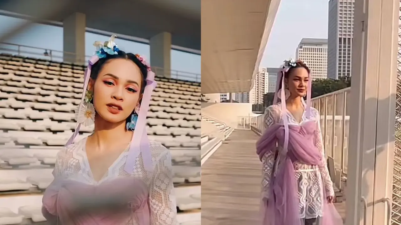 Gaya Andien Aisyah saat menggunakan baju recycle dan upcycle yang ramah lingkungan