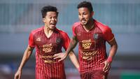 Sempat tertinggal lebih dahulu akibat gol bunuh diri Edo Febriansah, Rans Nusantara FC berhasil come back dan memukul balik tamunya Barito Putera dengan kemenangan 2-1 dalam laga pekan ke-7 BRI Liga 1 2022/2023, Senin (29/8/2022) malam di Stadion Pakansari, Bogor. Dua gol kemenangan Rans yang memastikan klub milik Raffi Ahmad meraih kemenangan perdananya musim ini dipersembahkan lewat dua gol legiun asingnya asal Brasil, Wander Luiz. (Bola.com/Bagaskara Lazuardi)