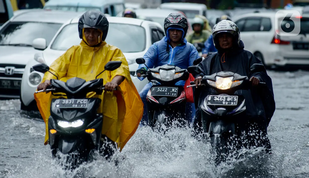 Kendaraan bermotor menerjang genangan air di Jalan Sukarjo Wiryopranoto, Jakarta, Jumat (24/1/2020). Hujan deras yang mengguyur Jakarta sejak pagi tadi mengakibatkan Jalan Sukarjo Wiryopranoto tergenang air sekitar 30 cm. (merdeka.com/Imam Buhori)