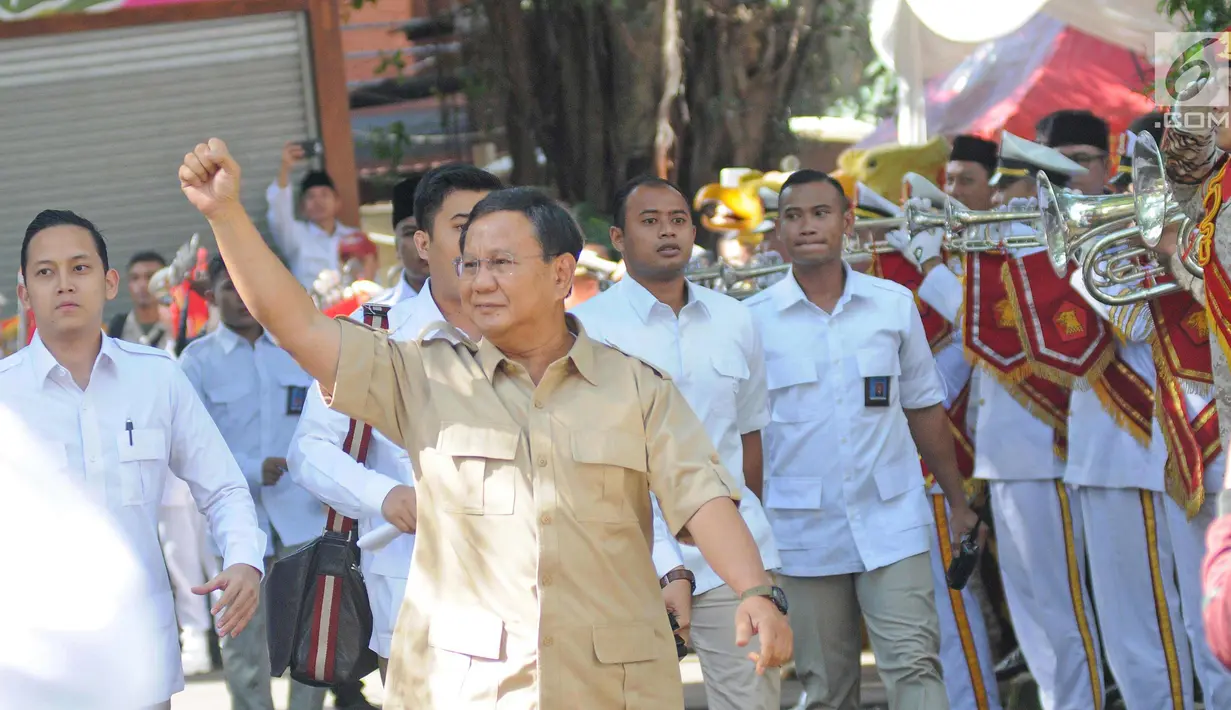 Ketua Dewan Pembina Partai Gerakan Indonesia Raya (Gerindra), Prabowo Subianto saa menghadiri acara Hari Ulang Tahun ke-10 Tahun yang digelar di kantor Dewan Pimpinan Pusat (DPP) Partai Gerindra, Jakarta, Sabtu (10/2). (Liputan6.com/Herman Zakharia)