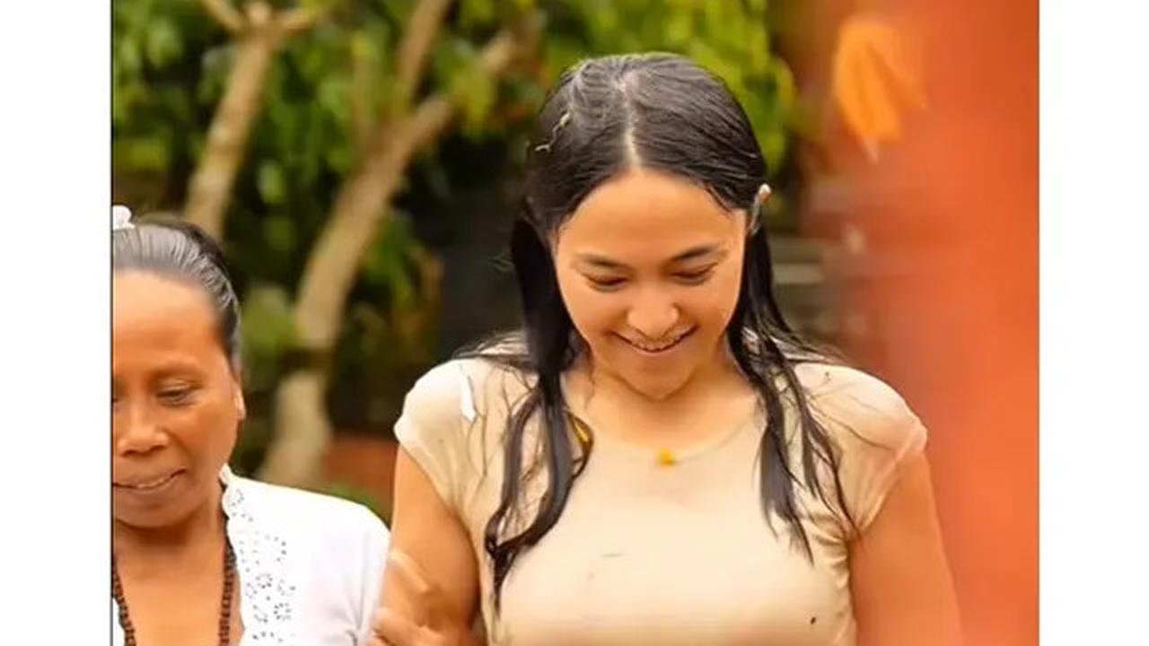5 Potret Marshanda Melukat di Bali, Khusyuk Pejamkan Mata di Bawah Air Mengalir