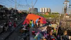 Aktivitas warga korban kebakaran Kampung Bandan, Jakarta, Senin (18/9). Hari kedua pasca kebakaran warga masih bertahan di lokasi bekas kebakaran dengan membangun tenda seadanya. (Liputan6.com/Faizal Fanani)