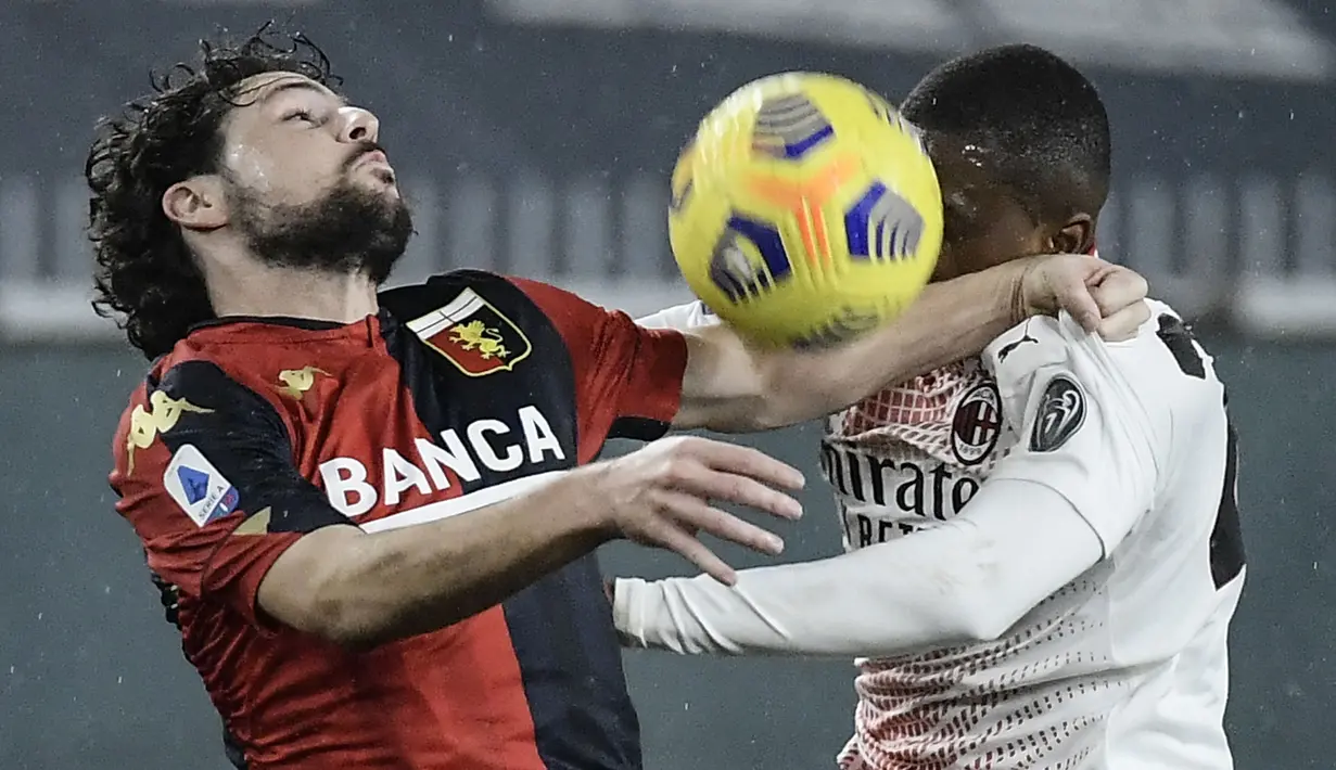 Meski terdampar di zona degradasi, Genoa ternyata memiliki penyerang hebat, yaitu Mattia Destro (kiri). Sejauh ini, Destro telah mencetak delapan gol pada musim ini dan lima diantaranya dicetak lewat sundulan kepala. (AFP/Filippo Monteforte)