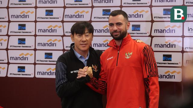 Jordi Amat dan Shin Tae-yong di konferensi pers Timnas Indonesia Vs Irak