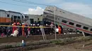 <p>Imbas kejadian ini, jalur rel kereta antara Haurpugur - Cicalengka untuk sementara tidak dapat dilalui. Upaya evakuasi terhadap penumpang yang berada di dua rangkaian kereta tengah dilakukan. (AP Photo/Abdan Syakura)</p>