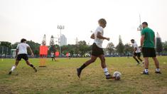 Suasana latihan Timnas Indonesia U-20 untuk persiapan Kualifikasi Piala Asia U-20 2023 yang berlangsung di Lapangan A Gelora Bung Karno, Jakarta, Selasa (30/08/2022). (Bola.com/Bagaskara Lazuardi)