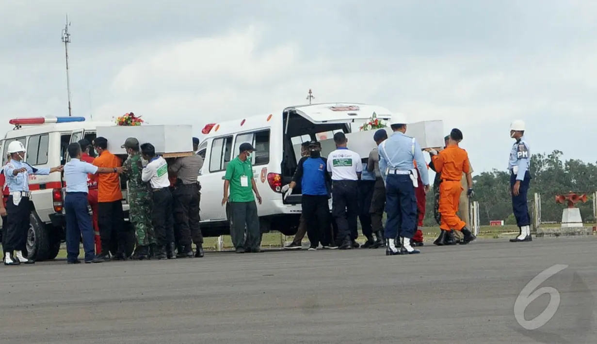 Peti jenazah korban pesawat AirAsia QZ8501 saat diturunkan dari ambulans untuk diterbangkan ke Surabaya dari Lanud Iskandar, Pangkalan Bun, Kalteng, Rabu (7/1/2015). (Liputan6.com/Andrian M Tunay)