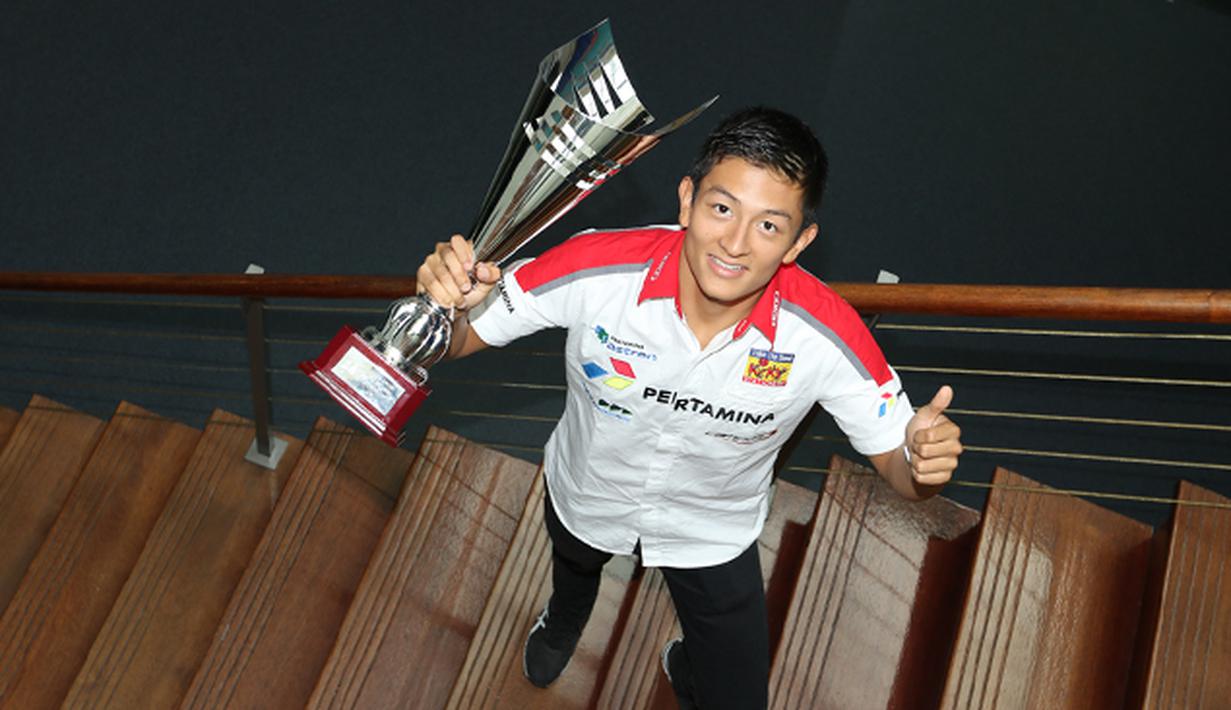 Pebalap Rio Haryanto mengunjungi redaksi Bola.com, Liputan6.com dan SCTV di SCTV Tower, Jakarta, Jumat (31/7). Pebalap yang kini berada di peringkat dua klasemen GP2 itu mengisi jeda balapan dengan berlibur di Indonesia. (Bola.com/Vitalis Yogi Trisna)