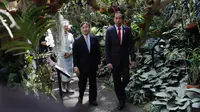 Presiden Joko Widodo (Jokowi) berjalan bersama Kaisar Jepang Naruhito dan Permaisuri Masako saat berkunjung ke Kebun Raya Bogor di Bogor, Indonesia, Senin, 19 Juni 2023. (Willy Kurniawan/Pool Photo via AP)
