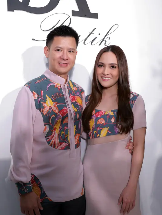 Pernikahan tertutup juga dilakukan oleh artis Shandy Aulia. Shandy resmi dinikahi David Herbowo pada 12 Desember 2012. Bali menjadi tempat pasangan ini meresmikan hubungannya yang hanya dihadiri oleh keluarga dan kerabat dekat. (Adrian Putra/Bintang.com)