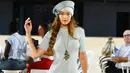 Model Gigi Hadid berjalan di runway membawakan busana rancangan Marc Jacobs untuk musim semi 2020 di New York Fashion Week 2019 di Park Avenue Armory, New York City (11/9/2019). Gigi Hadid berjalan berjinjit kaki seolah mengenakan sepatu hak tinggi. (AFP Photo/Slaven Vlasic)