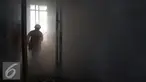Petugas sedang memadamkan api yang membakar rumah yang dijadikan Sekretariat RT,  Kebayoran Baru, Jakarta Selatan, Rabu (26/08/15). Penyebab kebakaran belum diketahui tidak ada korban jiwa dalam kebakaran tersebut. (Liputan6.com/Gempur M Surya)