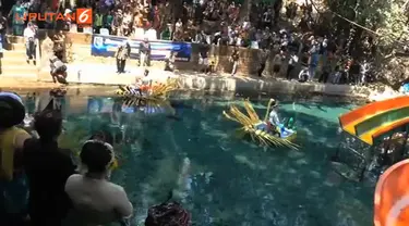 Ritual siraman untuk pelaku Tayub di Tuban, Jawa Timur. Tradisi khas kota Tuwak ini  dilakukan dipemandian Bektiharjo.

