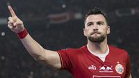 Striker Persija Jakarta, Marko Simic, merayakan gol yang dicetaknya ke gawang Persebaya Surabaya pada laga Liga 1 di SUGBK, Jakarta, Selasa (17/12). Persija kalah 1-2 dari Persebaya. (Bola.com/Vitalis Yogi Trisna)