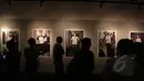 Sejumlah Pengunjung melihat koleksi pameran fotografi "Laut Luka Blues" di Galeri Foto Jurnalistik Antara, Jakarta, Jumat (22/5/2015). Tema foto mengangkat fenomena pemuda Bali saat menyuarakan pendapat isu lingkungan. (Liputan6.com/Faizal Fanani)