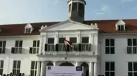 Turis mabuk berat memanjat atap sebuah hotel di Kuta. Sementara itu, kawasan Kota Tua dan beberapa museum yang berdekatan direvitalisasi.