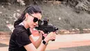 Dalam menjalani latihannya, Medina pun tampil keren dengan outfit kasualnya. Ditambah dengan memakai kacamata, gayanya pun menuai banyak pujian. Dari sekian banyak pujian, ada yang menyebut bahwa Media bak karakter Lara Croft yang diperankan oleh Angelina Jolie dan terlihat garang saat memegang senjata. (Liputan6.com/IG/@medinadinaaa)